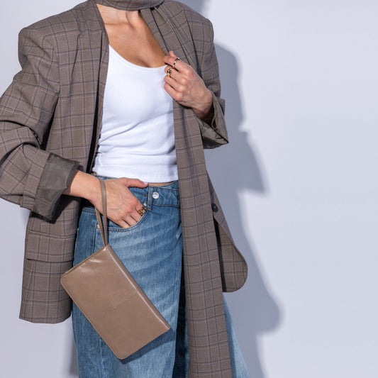 Evolve Wristlet In Polished Leather - Woodsmoke
